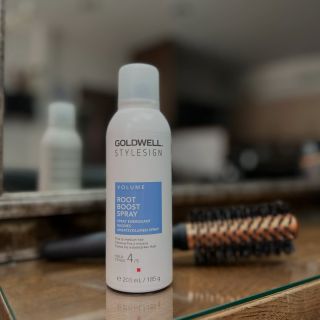 TOP PRODUKT 🥇 ROOT BOOST SPRAY od Goldwellu patří mezi naše nejoblíbenější! Dodá objem už od kořínků, ideální pro jemné až...
