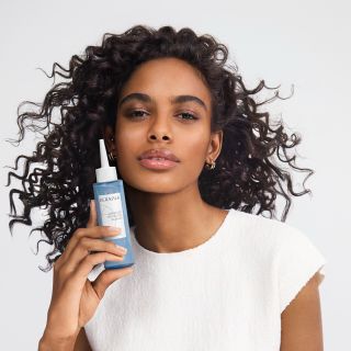 KERASILK HYDRATING ESSENCE Novinka, která si zaslouží místo ve tvém vlasovém rituálu. Tato lehká, ale koncentrovaná péče...